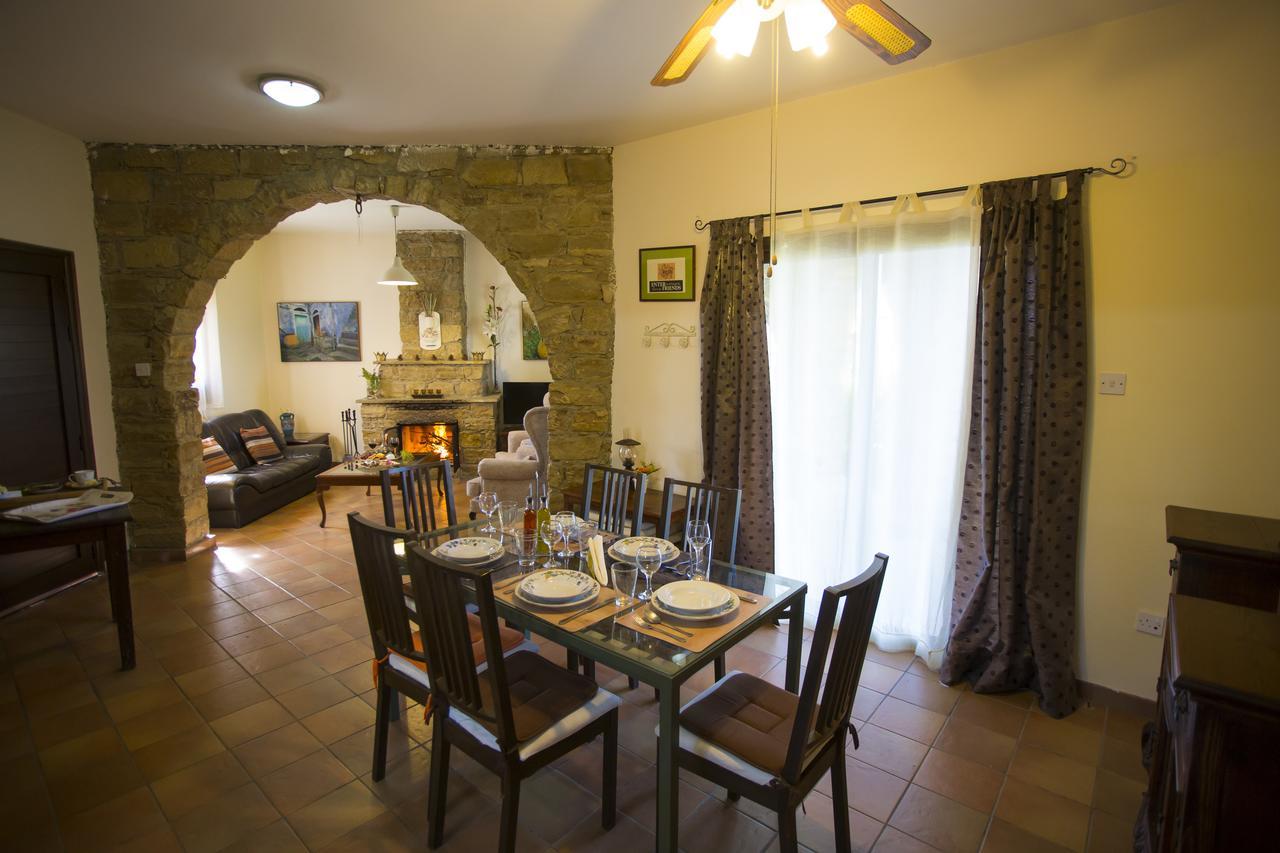 George Houses Pentakomo Room photo